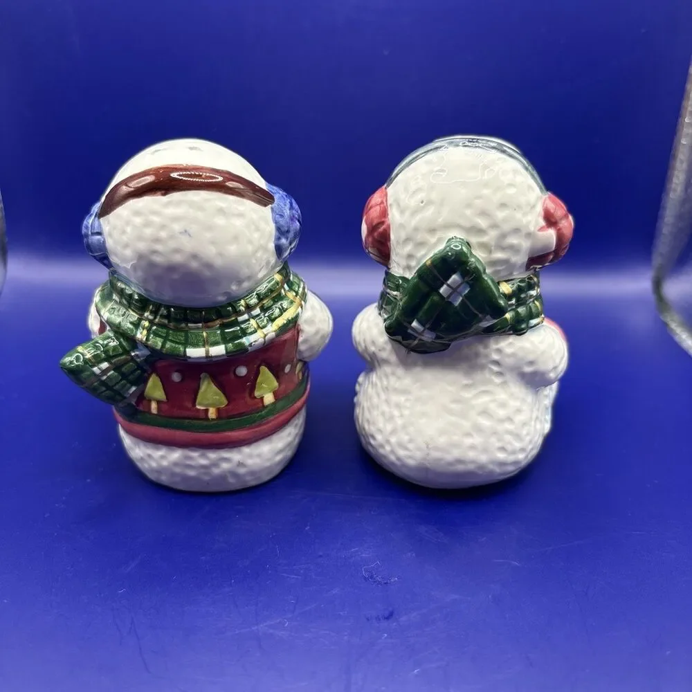 Vintage 1980s Unbranded Winter Snowman salt and pepper shakers Excellent  Cond